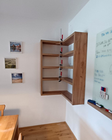 Rohová police se skrytým uchycením
